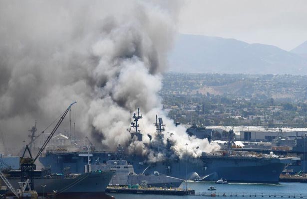 Пожар на американском военном корабле