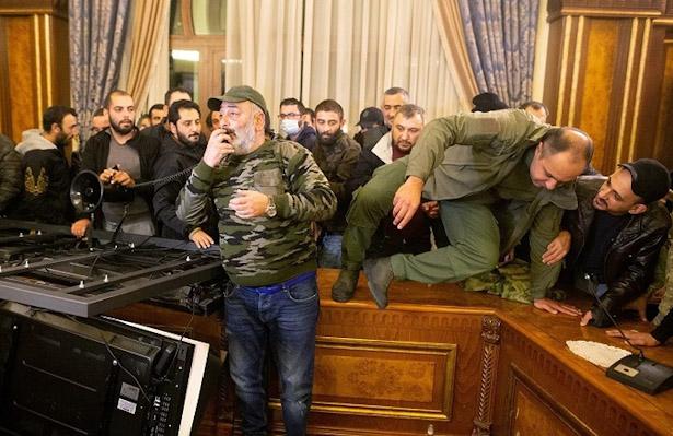 Нападение протестующих на резиденцию правительства и парламента Армении и акцент на отставку премьер-министра