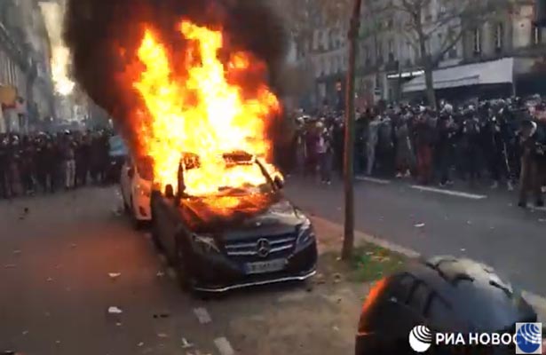 Протестующие в Париже подожгли припаркованные машины