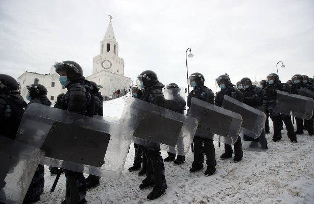 Госдума повышает штрафы за неповиновение силовикам на митингах