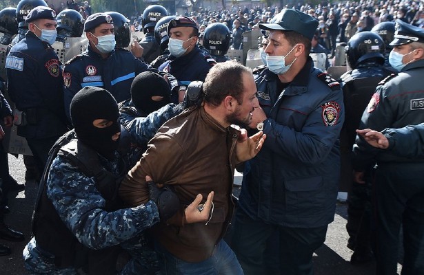 В Ереване оппозиция собрала многотысячный митинг