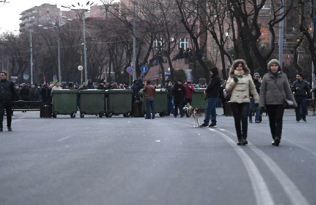 Протестующие перекрыли проспект в Ереване