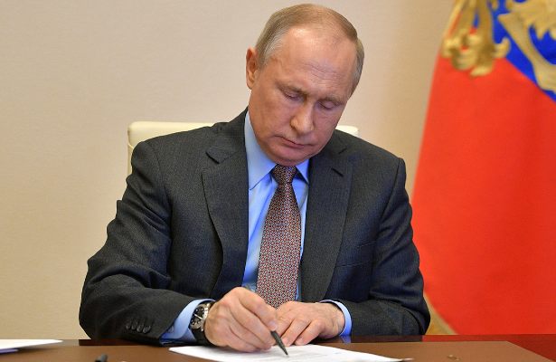 Путин подписал закон об ужесточении наказания за оскорбление ветеранов