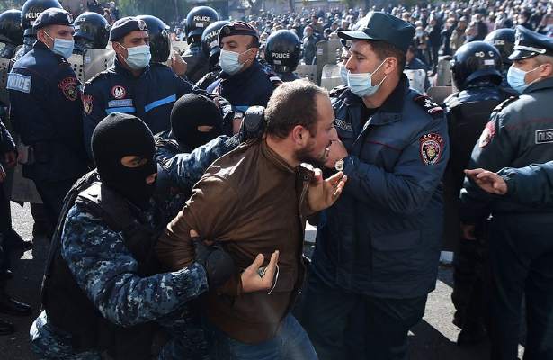 Полиция Армении начала задержания участниц протеста, требующих отставки Пашиняна