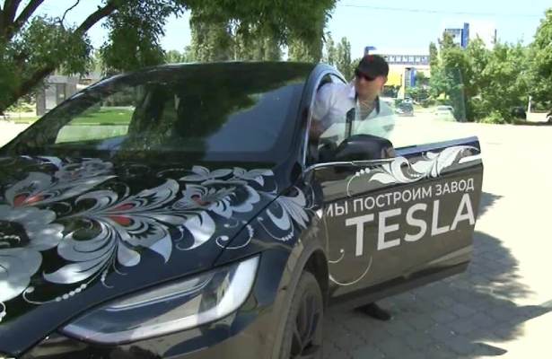 Нижегородские художники расписали Tesla под хохлому и пригласили Илона Маска