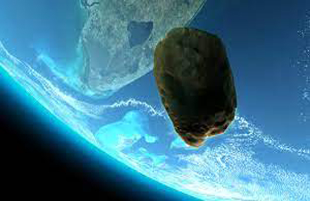 К Земле летит астероид размером с Эйфелеву башню. Нам всем уже стоит волноваться?