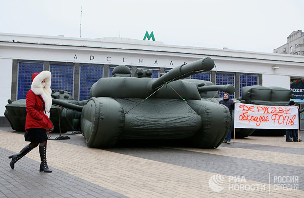 Надувные танки в центре Киева