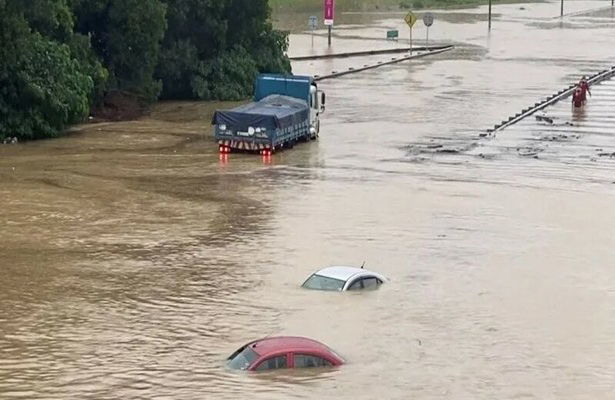 Малайзия ушла под воду. Тысячи людей эвакуировали из-за наводнения