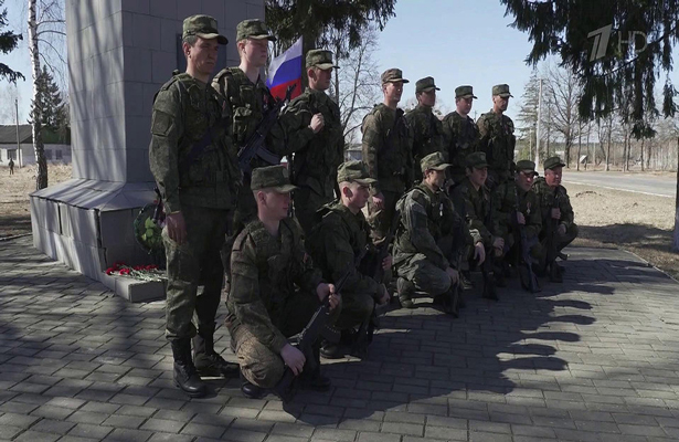 Командующий войсками Восточного военного округа Александр Чайко на передовой вручил награды бойцам