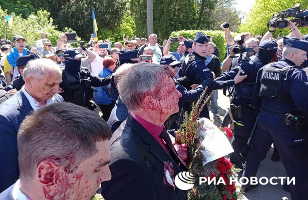 Москва выразила протест польским властям после нападения на посла в Варшаве