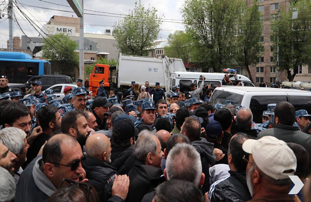 В Ереване вновь начались стычки между полицией и оппозиционерами