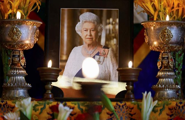 Британцы раскупили любимый алкогольный напиток Елизаветы II перед ее похоронами