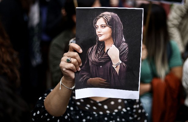 Иран возмутился критикой Франции из-за массовых протестов после смерти девушки