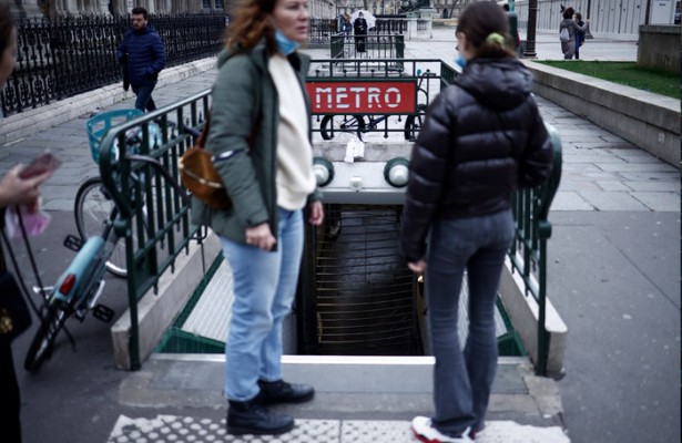 В Париже из-за забастовки транспортников практически не работает метро