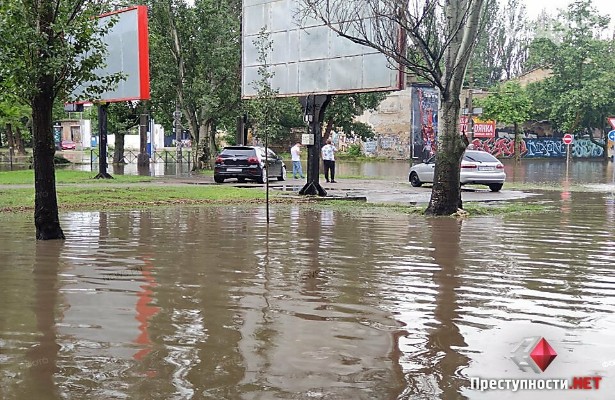 Грязевые воронки засасывали машины