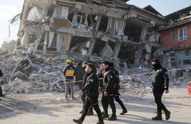 В Турции задержали десятки подрядчиков из-за обрушений домов