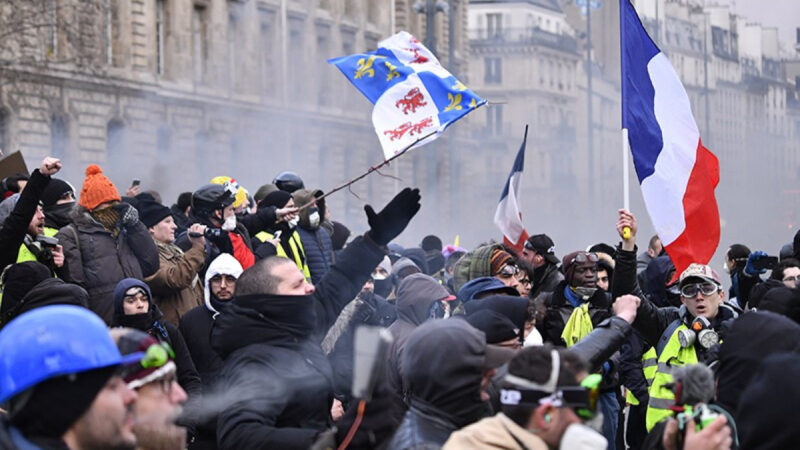 В Париже полиция разогнала участников акции протеста против пенсионной реформы