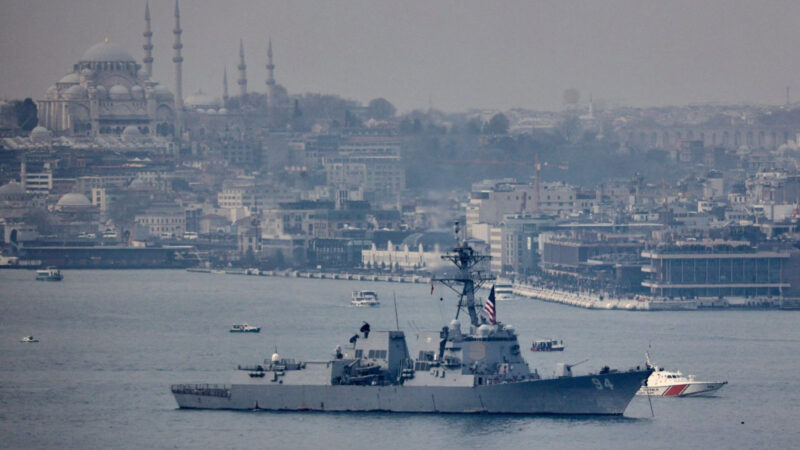 Китайский военный корабль совершил опасный маневр против американского эсминца