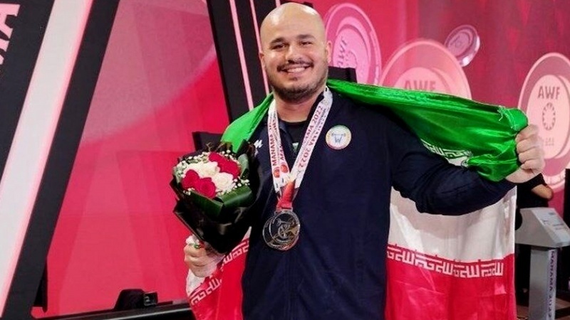 Завоевание золотой медали иранским тяжелоатлетом-инвалидом