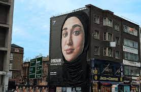 Девушка в хиджабе стала героиней гигантской фрески в Лондоне