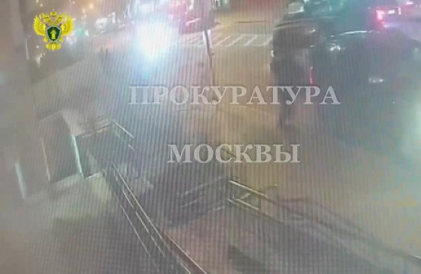Похищено 200 млн: Момент дерзкого ограбления у банка в центре Москвы попал на видео
