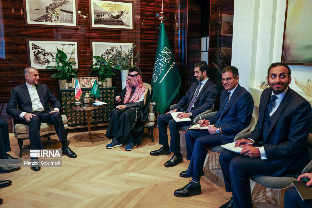 Главы МИД Ирана и Саудовской Аравии обсудили вопросы, представляющие взаимный интерес