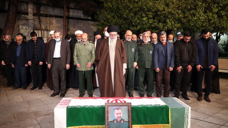 Верховный лидер Ирана принял участие в заупокойной молитве по Рази Мусави