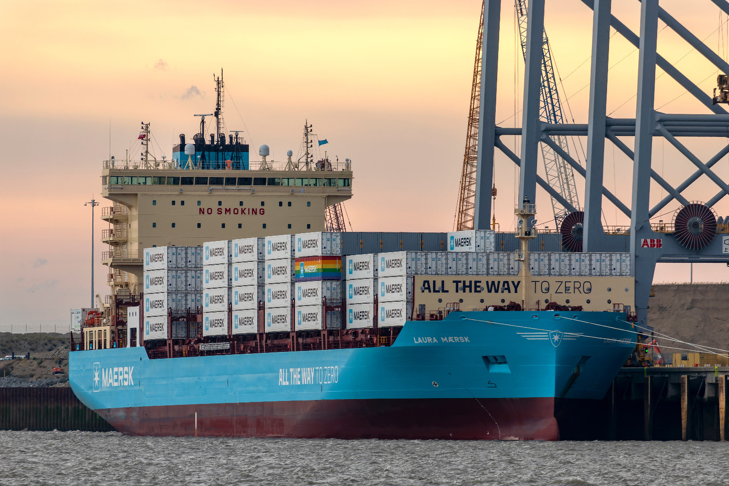 «Морская коалиция» США работает: Maersk возобновляет судоходство через Красное море