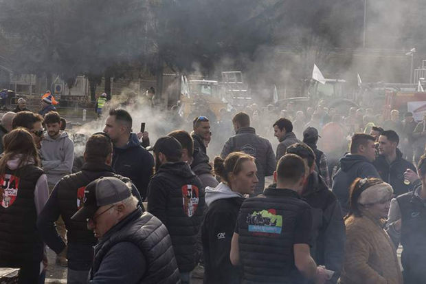 Во Франции протестующие сожгли здание таможни