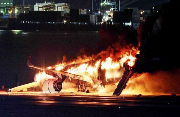 Пятеро погибших после столкновения самолетов в аэропорту Токио