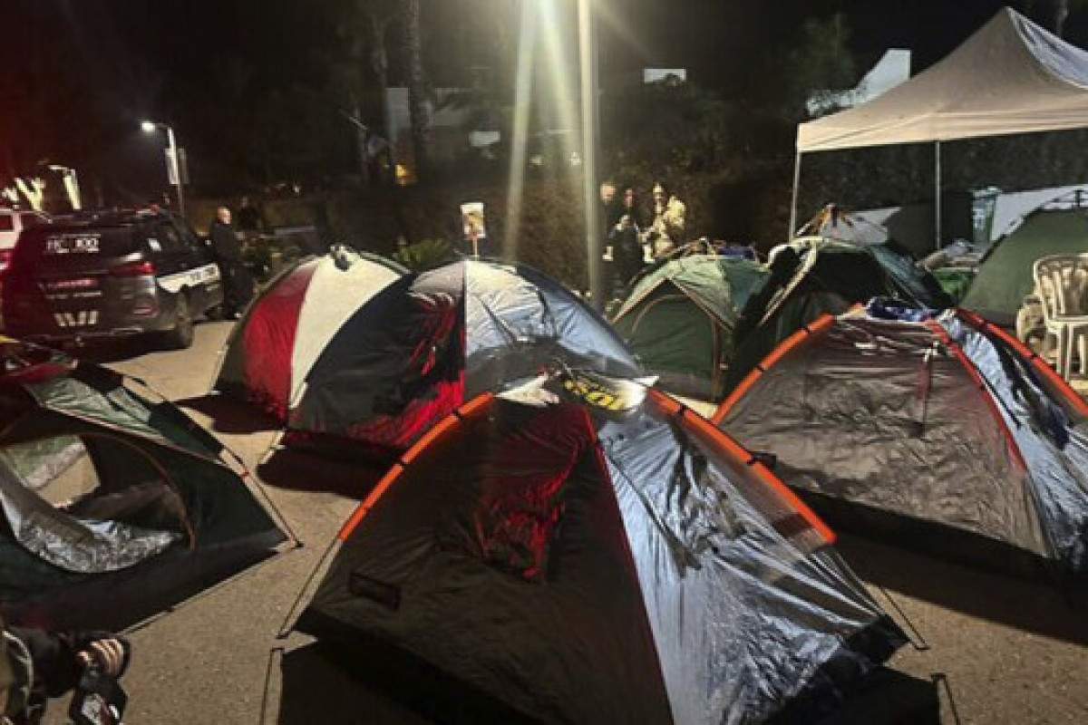 Родственники заложников поставили палатки у дома Нетаньяху