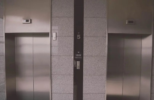Зачем в лифте ставят зеркала: вы точно об этом не знали – вовсе не для эстетики
