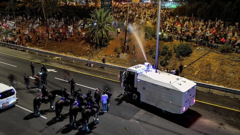 «Кан»: полиция начнет разгонять демонстрантов водометами со слезоточивым газом