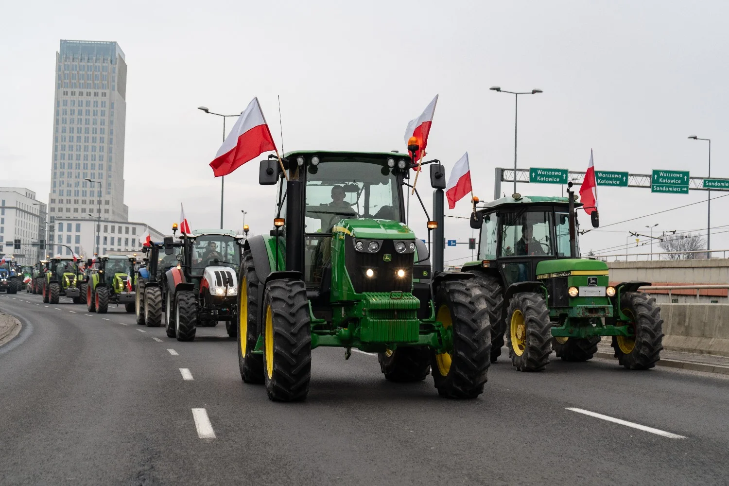 Польские фермеры уничтожают украинское зерно на границе