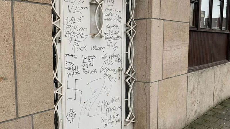 Стену мечети в Нидерландах расписали свастикой и исламофобскими надписями