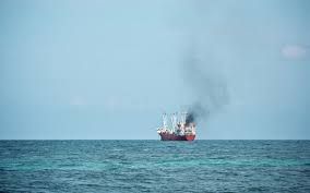 Командование США сообщило, что хуситы выпустили две ракеты по судну в Красном море