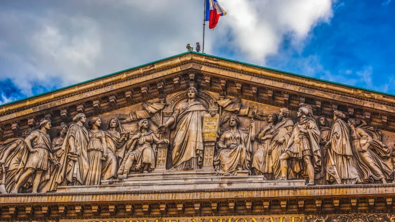 Франция первой в мире вносит в конституцию право на аборт
