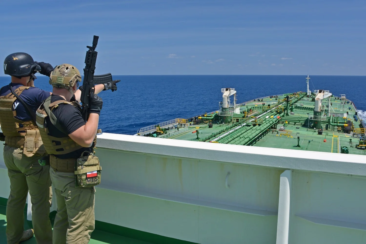Хуситы вновь атаковали корабли в Красном море: США сбили 15 дронов-камикадзе
